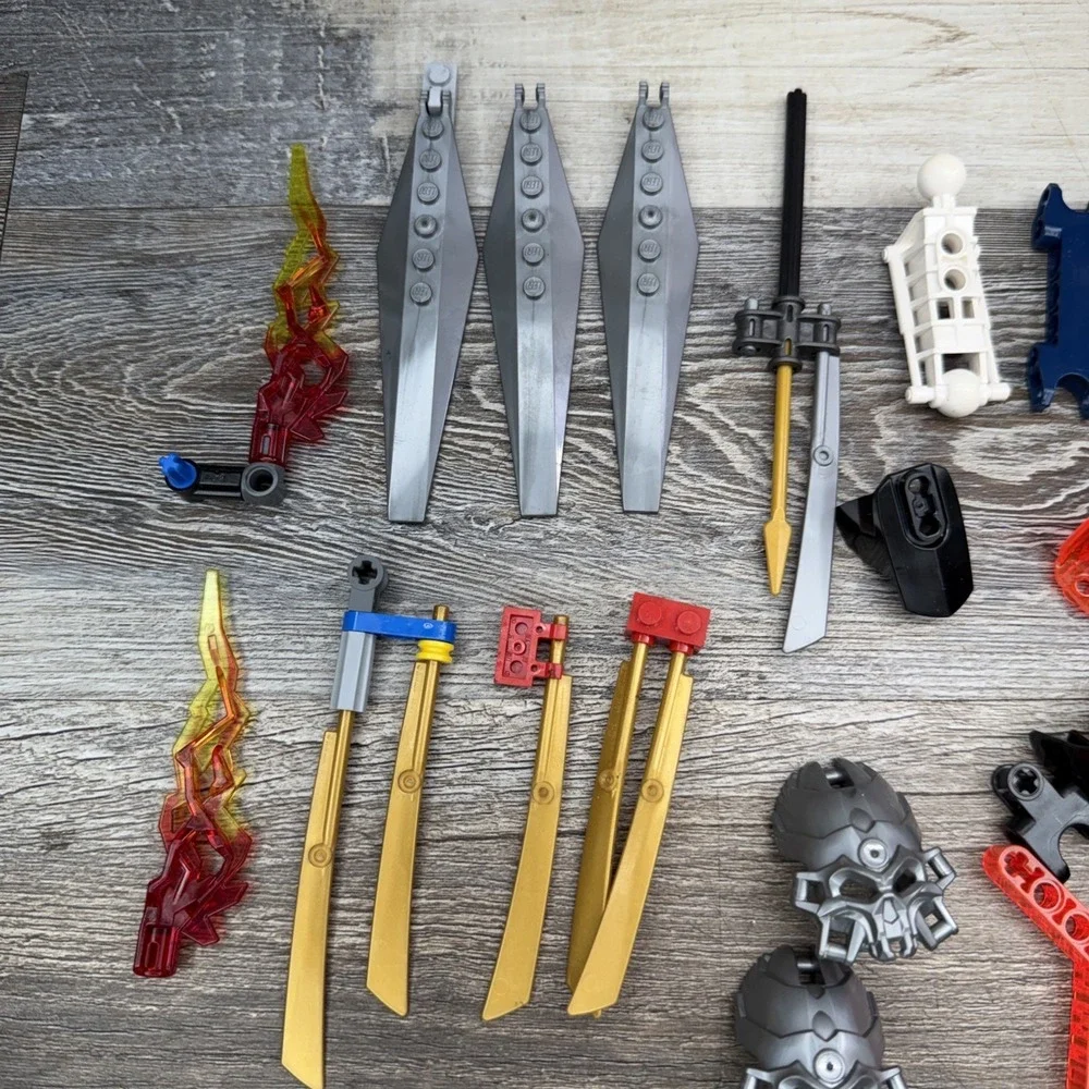 LEGO BIONICLE  Loose Pieces (helmet, Swords, Attachments) - Picture 2 of 4